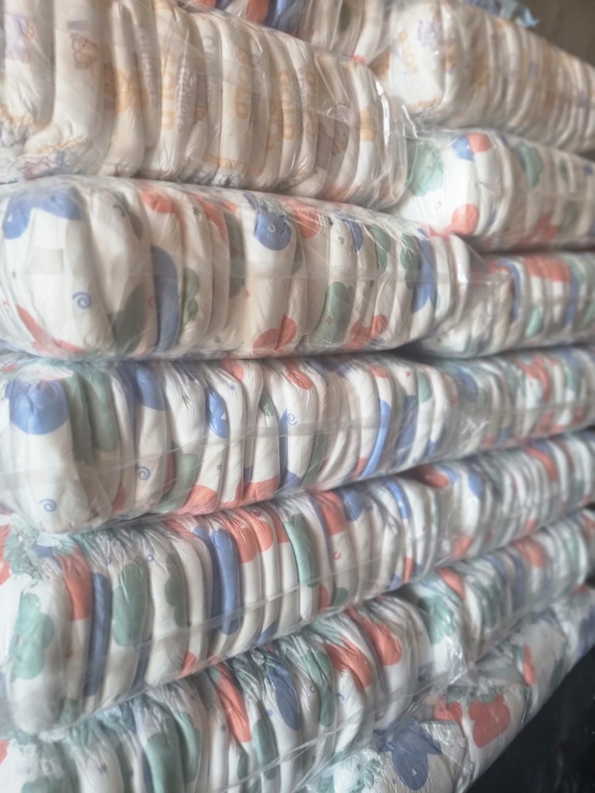 Li Pamper ntse li fumaneha hlotse tlasa Metropolitan ',tlasa mocucung oa lepolanka  contact 5854-254